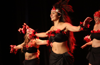 Danses tahitiennes et chants.